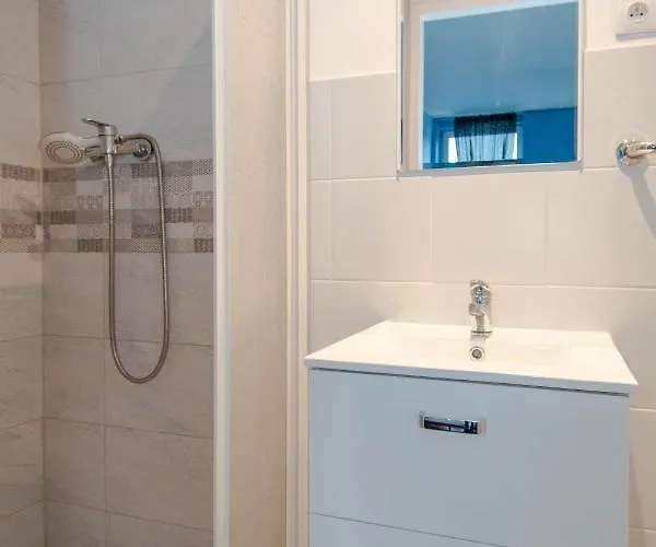 بيت شباب Elan